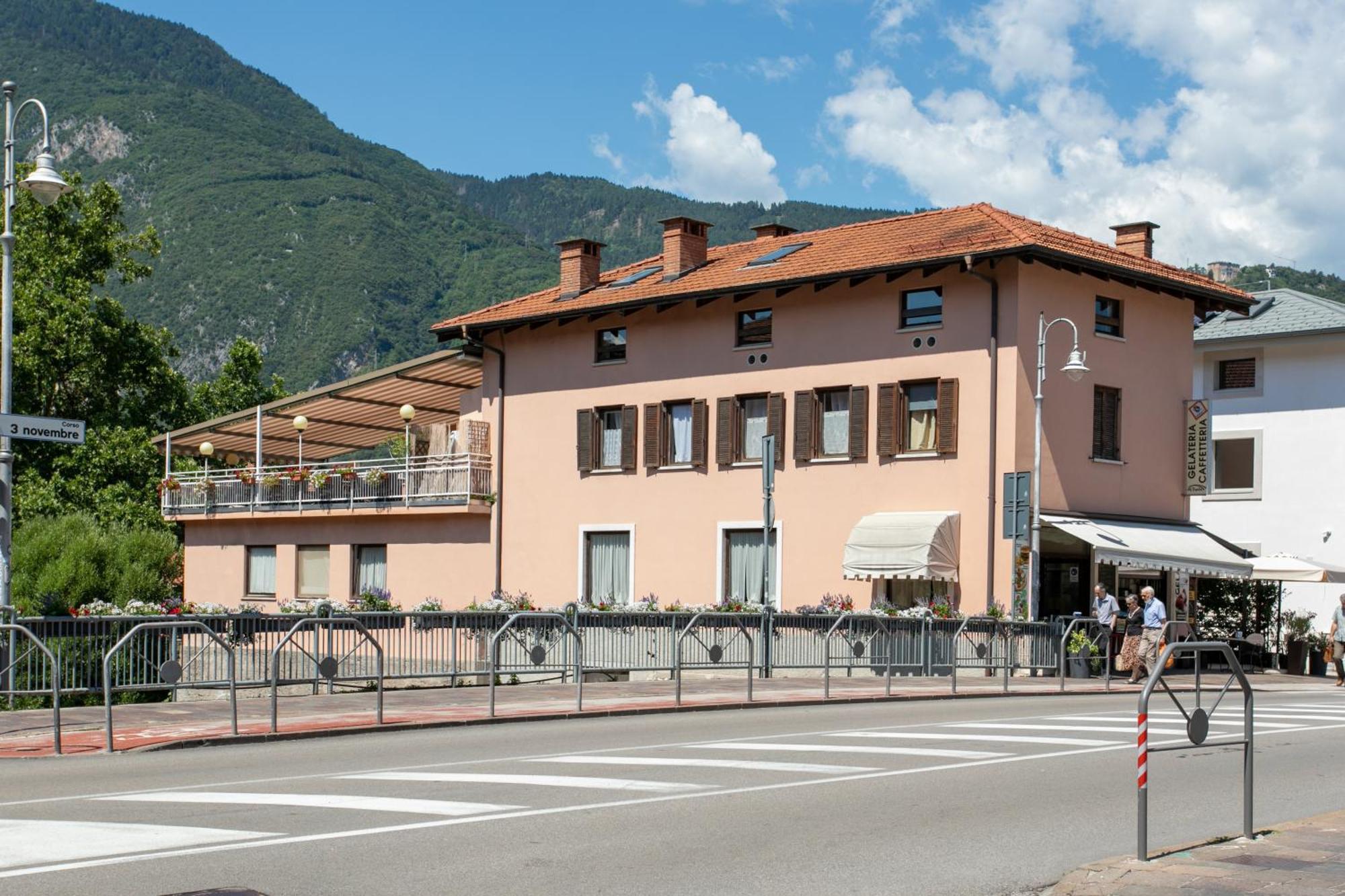 Appartamento Grande Al Ponte. Situato Vicino All'Ospedale, Al Parco E Al Centro Citta トレント エクステリア 写真